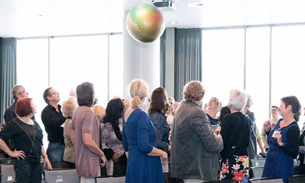 Acteurs ondersteunen het Vrouwen Opvang-symposium