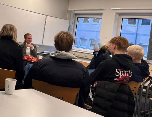 Acteurs brengen praktijk naar studenten.