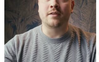 Thijs in karakter als sollicitant, kijkend in de camera tijdens de opname van de vacaturevideo voor bouwbedrijf LEDA.